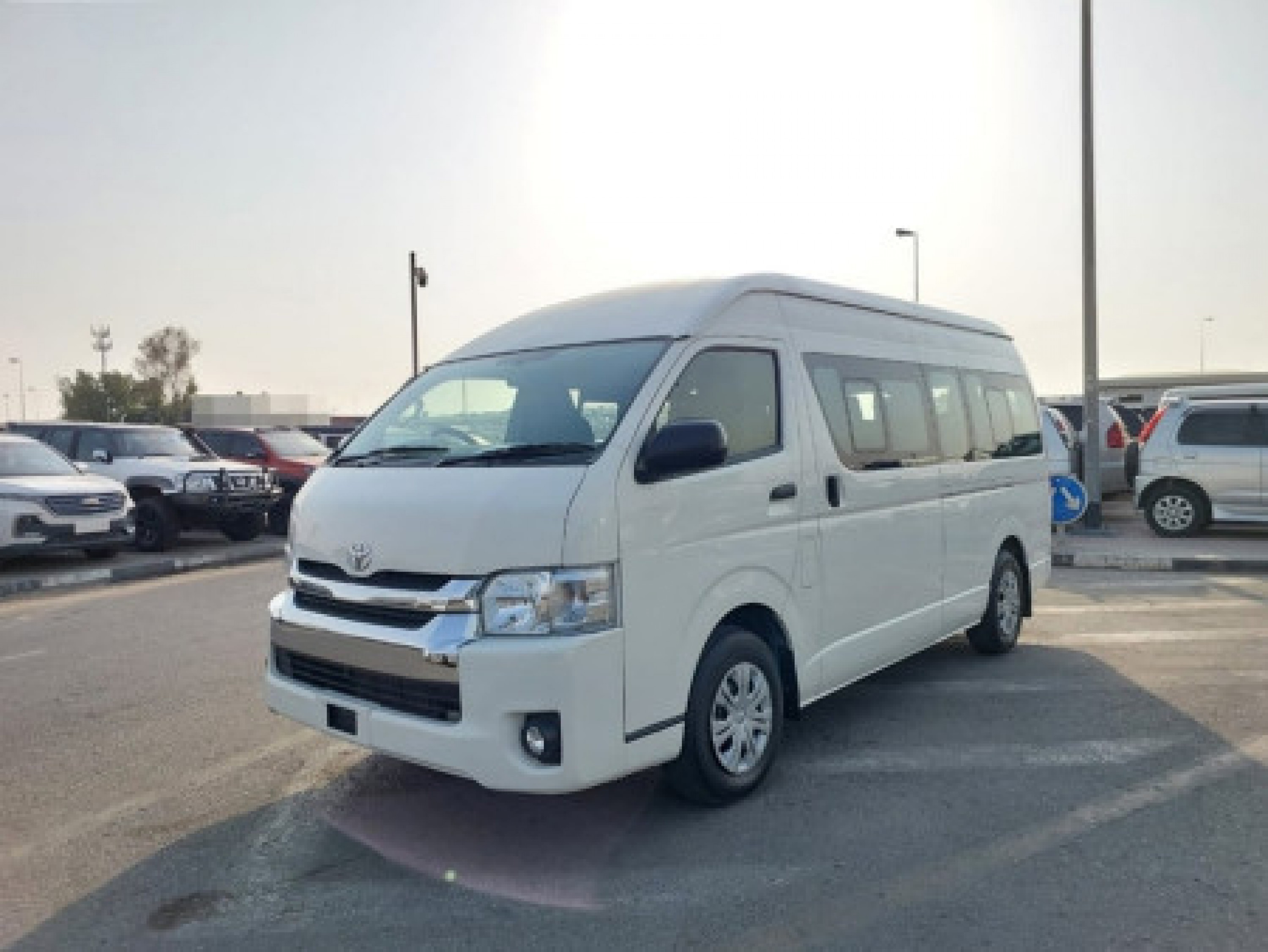 TOYOTA Hiace Commuter